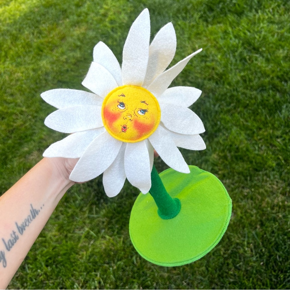 Vintage 1993 Annalee Doll Sunflower Face Oooh Mouth Looking Up 9" Flower RARE
